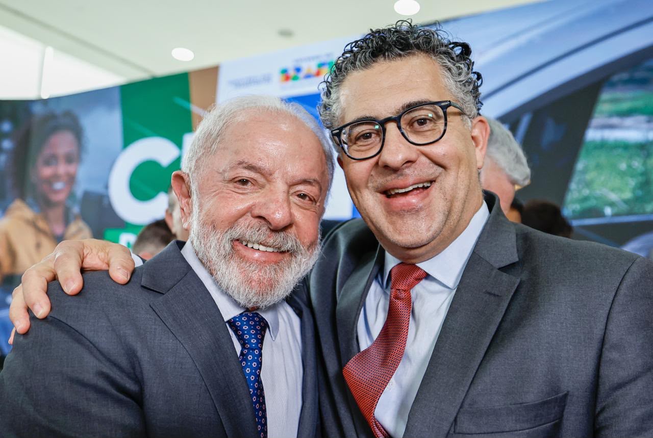 Presidente Lula abraçado com Alencar no lançamento do novo PAC